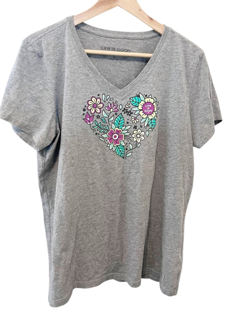Life Is Good Women's Gray Crusher V-Neck Tee with Floral Heart Graphic Large